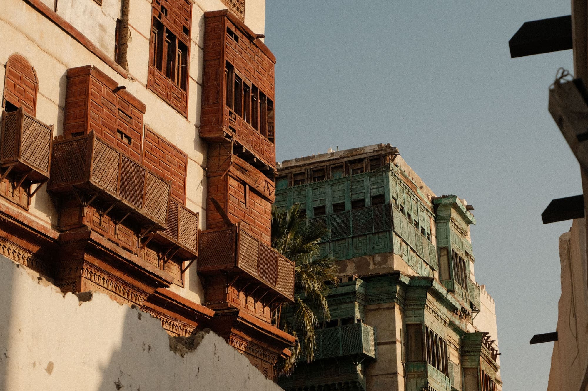 Casarões de Al Balad, em Jeddah, com sacadas fechadas de madeira trabalhada, os rawashin.