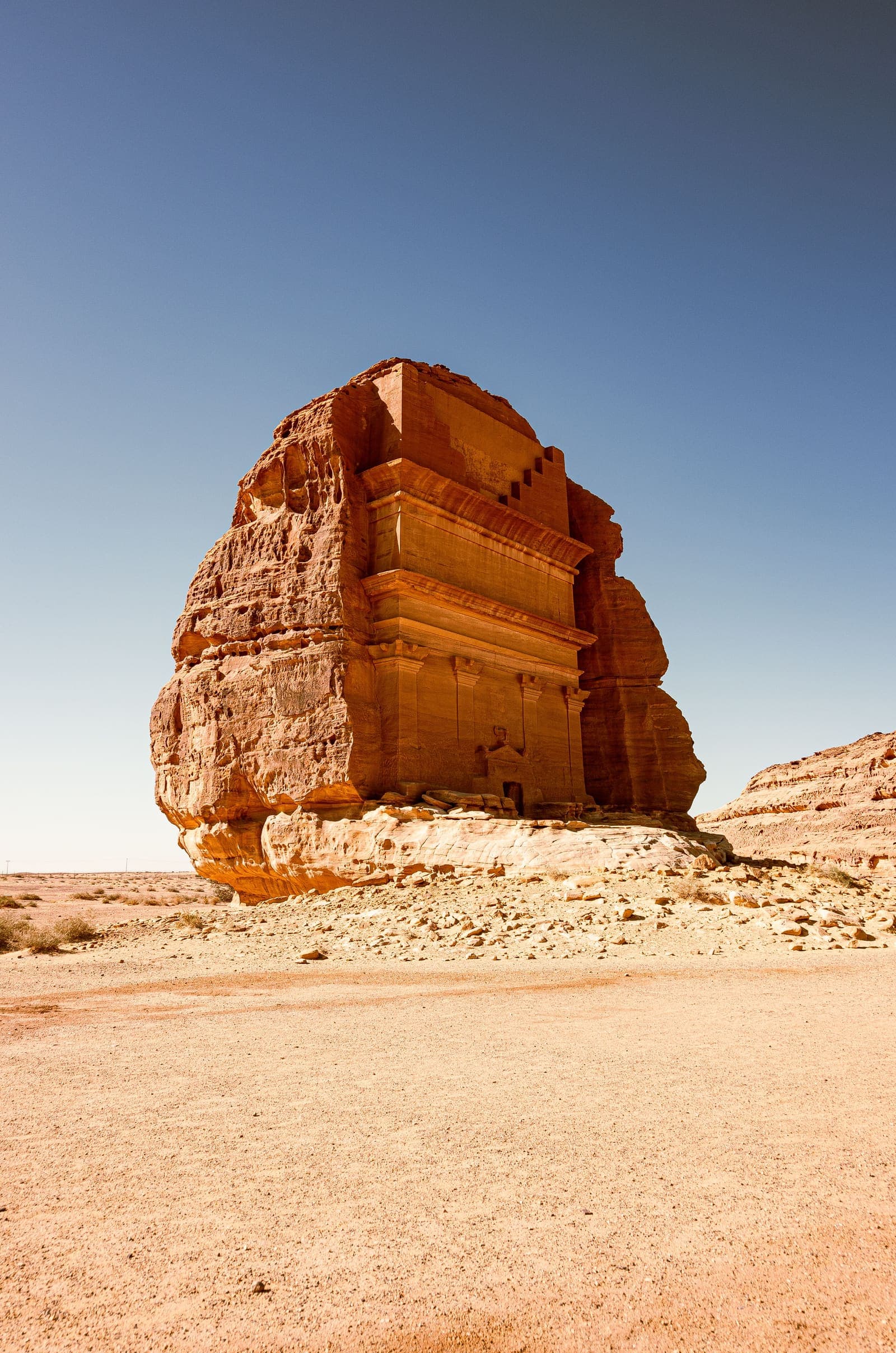 O Qasr al-Farid, em Hegra: um túmulo nabateu esculpido num rochedo isolado no deserto, com a parte de baixo inacabada.