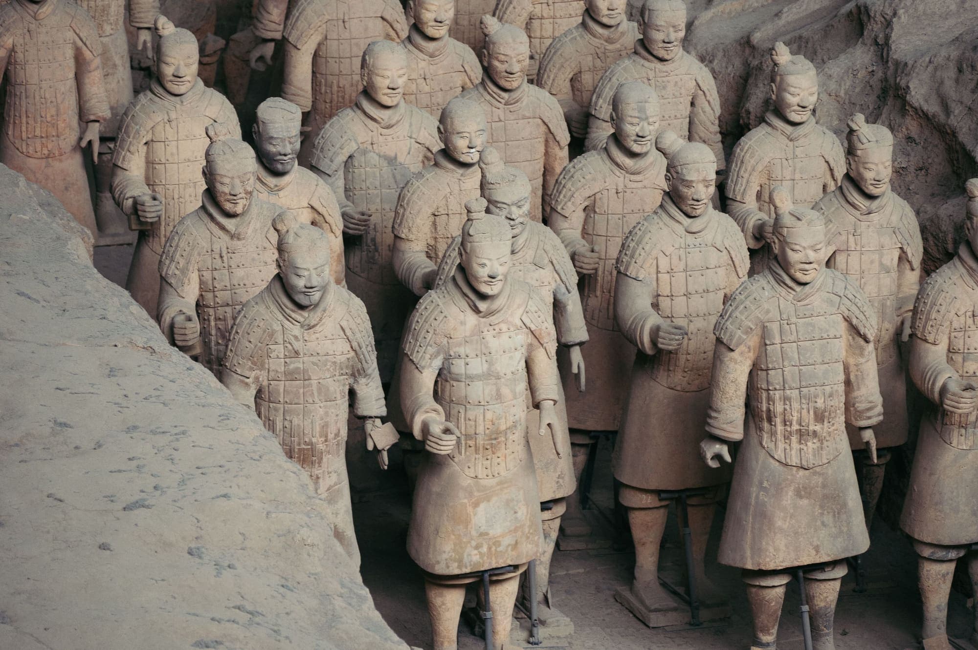 Guerreiros de Terracota em fila, de perto, em Xian.