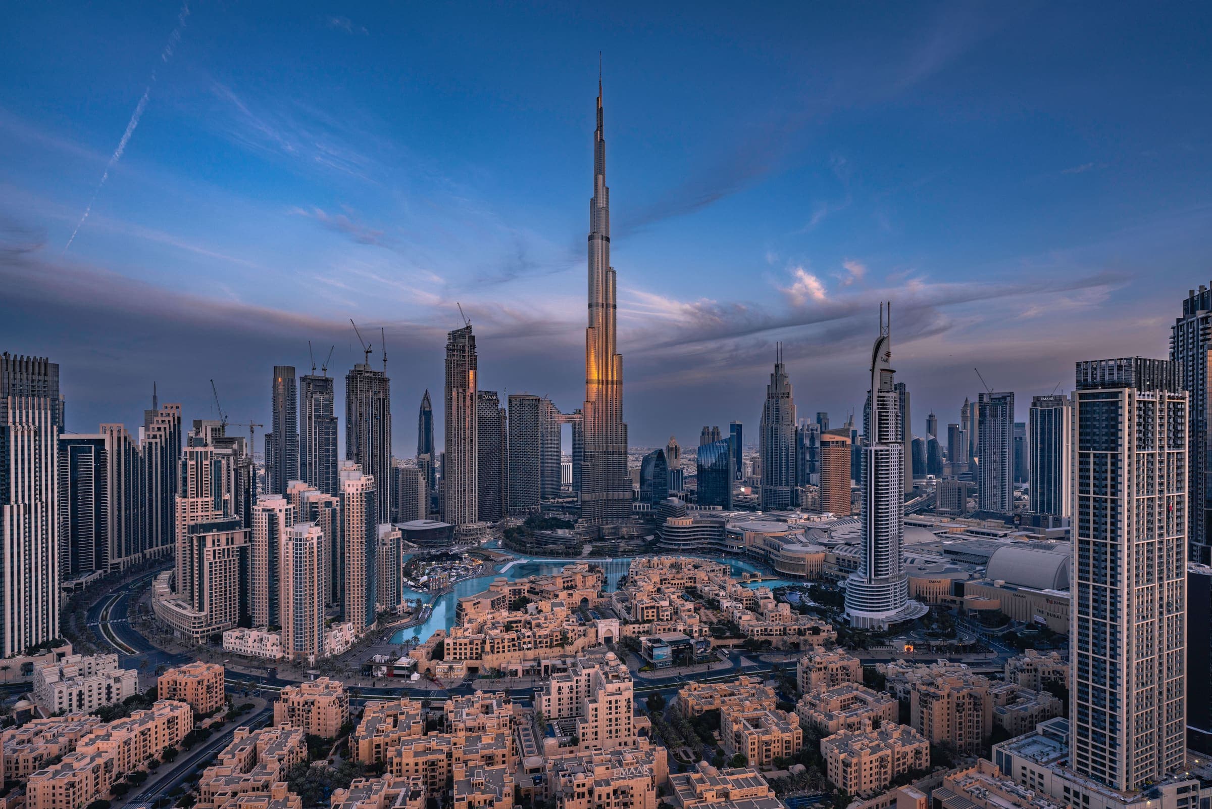 O Burj Khalifa e os arranha-céus de Downtown Dubai vistos do alto ao entardecer.