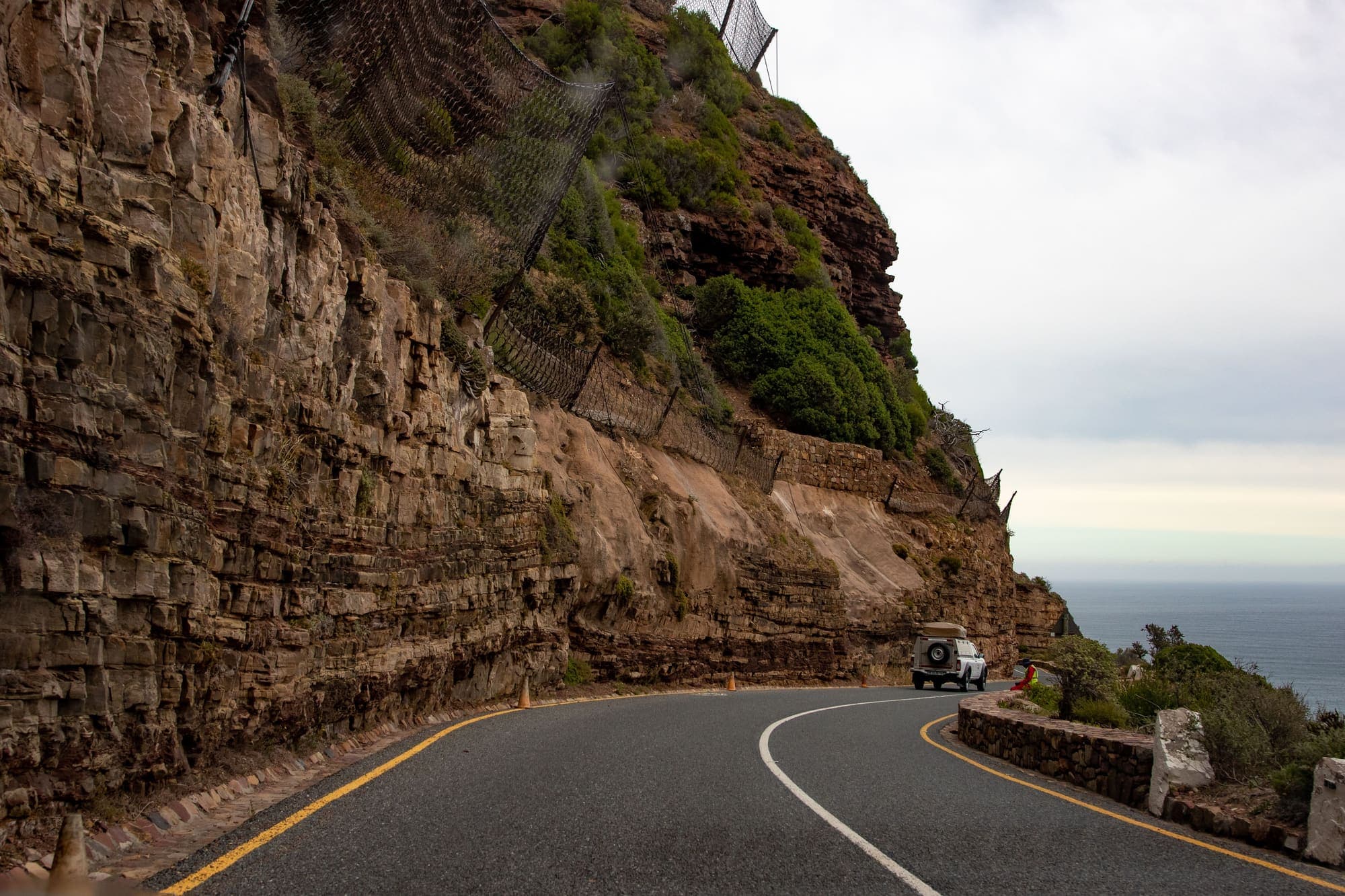 A Chapman's Peak Drive recortada no paredão de pedra sobre o mar.