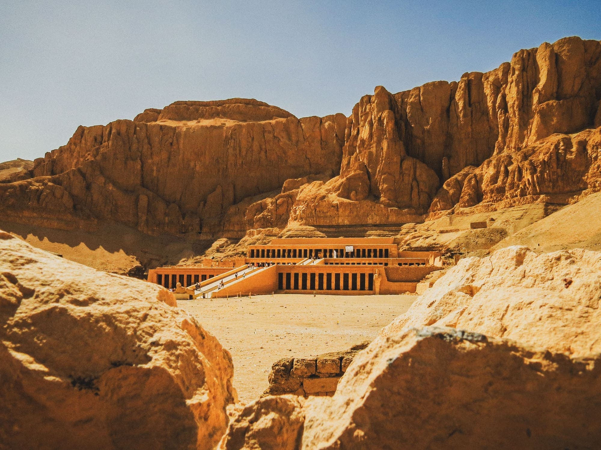 O templo de Hatshepsut, em terraços, ao pé dos penhascos de Deir el-Bahari, em Luxor.