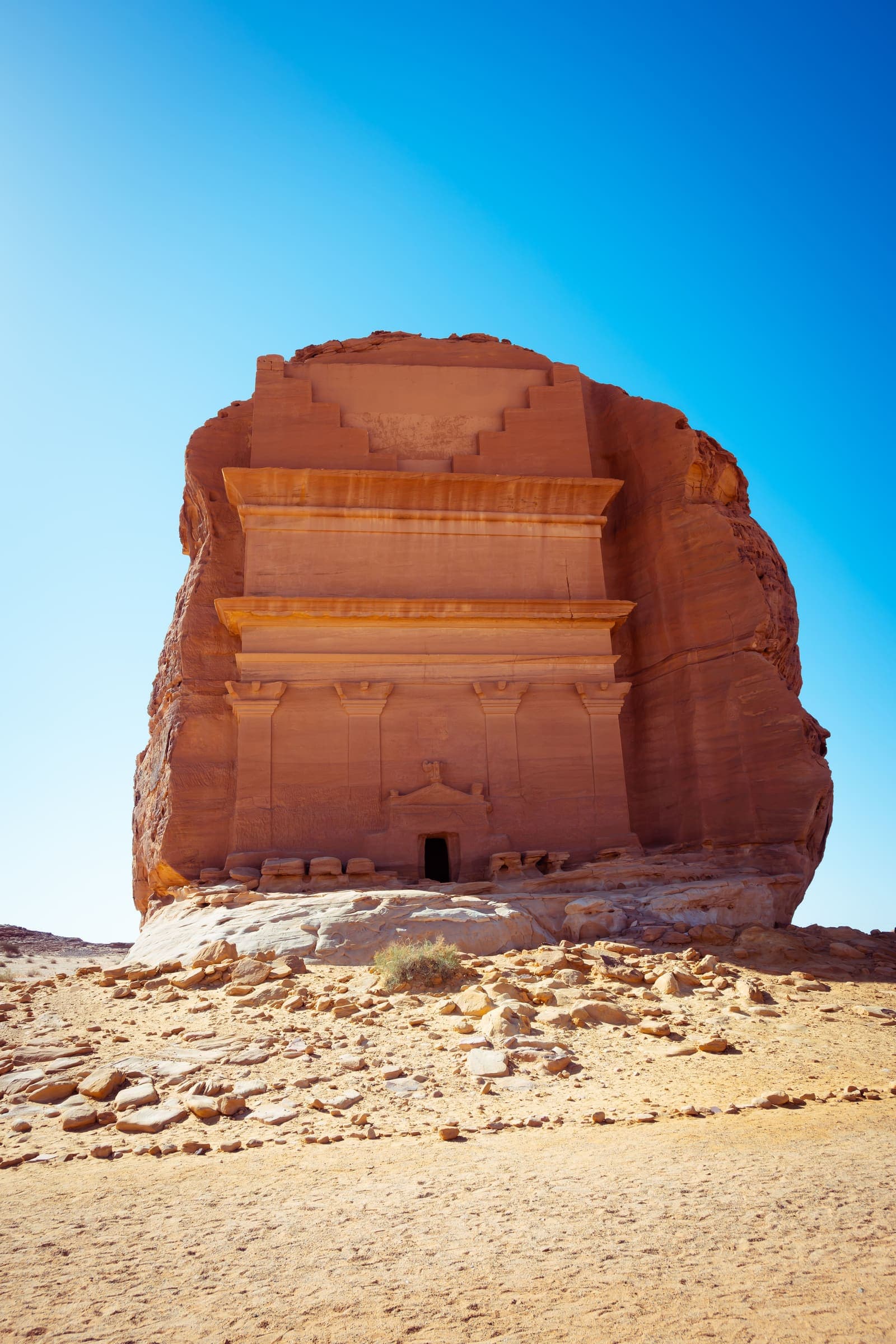 A fachada do Qasr al-Farid, túmulo nabateu esculpido num rochedo em Hegra, Al Ula.