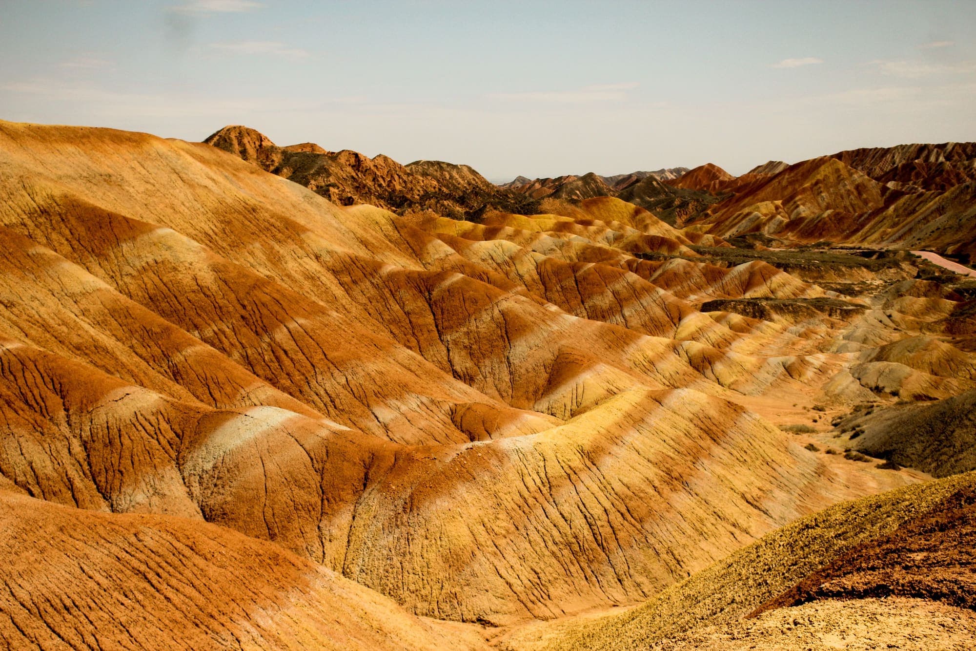 Morros listrados de amarelo e laranja das montanhas coloridas de Zhangye, no oeste da China.