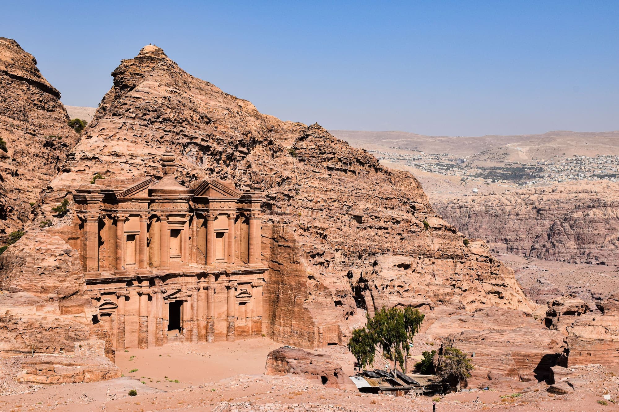 O Mosteiro (Ad Deir), em Petra, esculpido no alto da montanha, com os vales do deserto ao fundo.