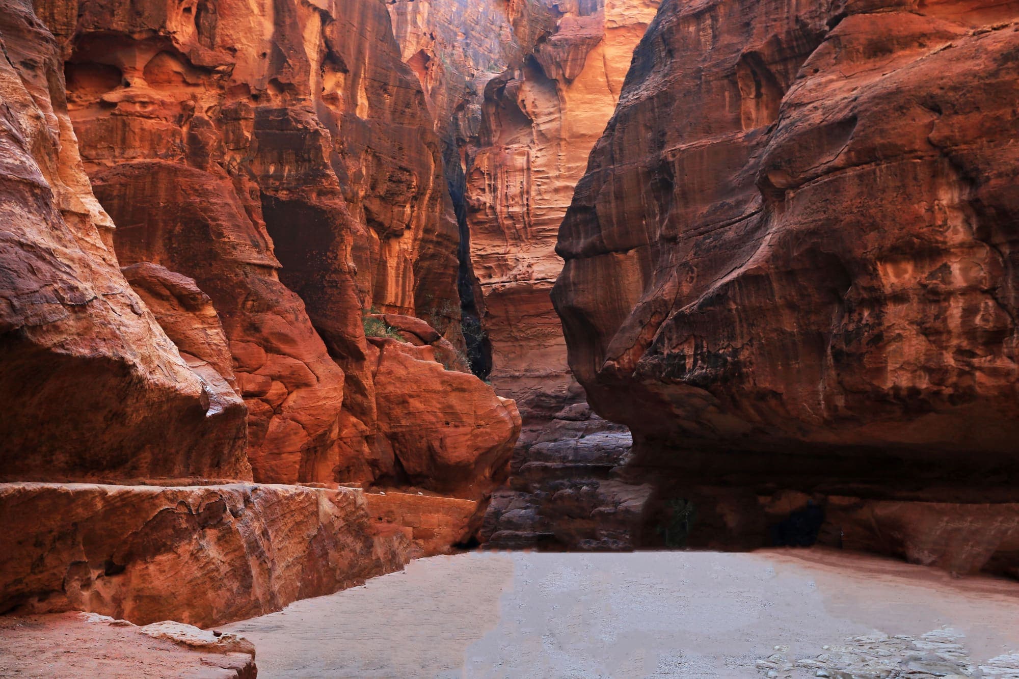 O Siq, o desfiladeiro estreito de paredões de arenito avermelhado que leva ao Tesouro, em Petra.