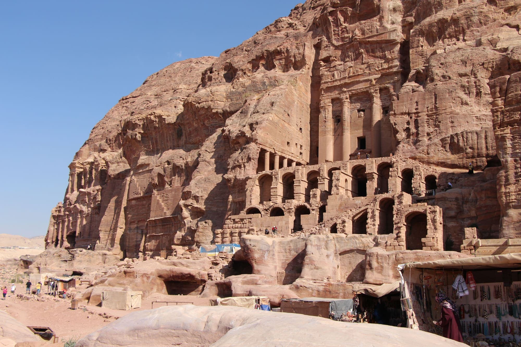 Os Túmulos Reais de Petra, entre eles o Túmulo da Urna com suas arcadas, escavados na encosta de arenito.