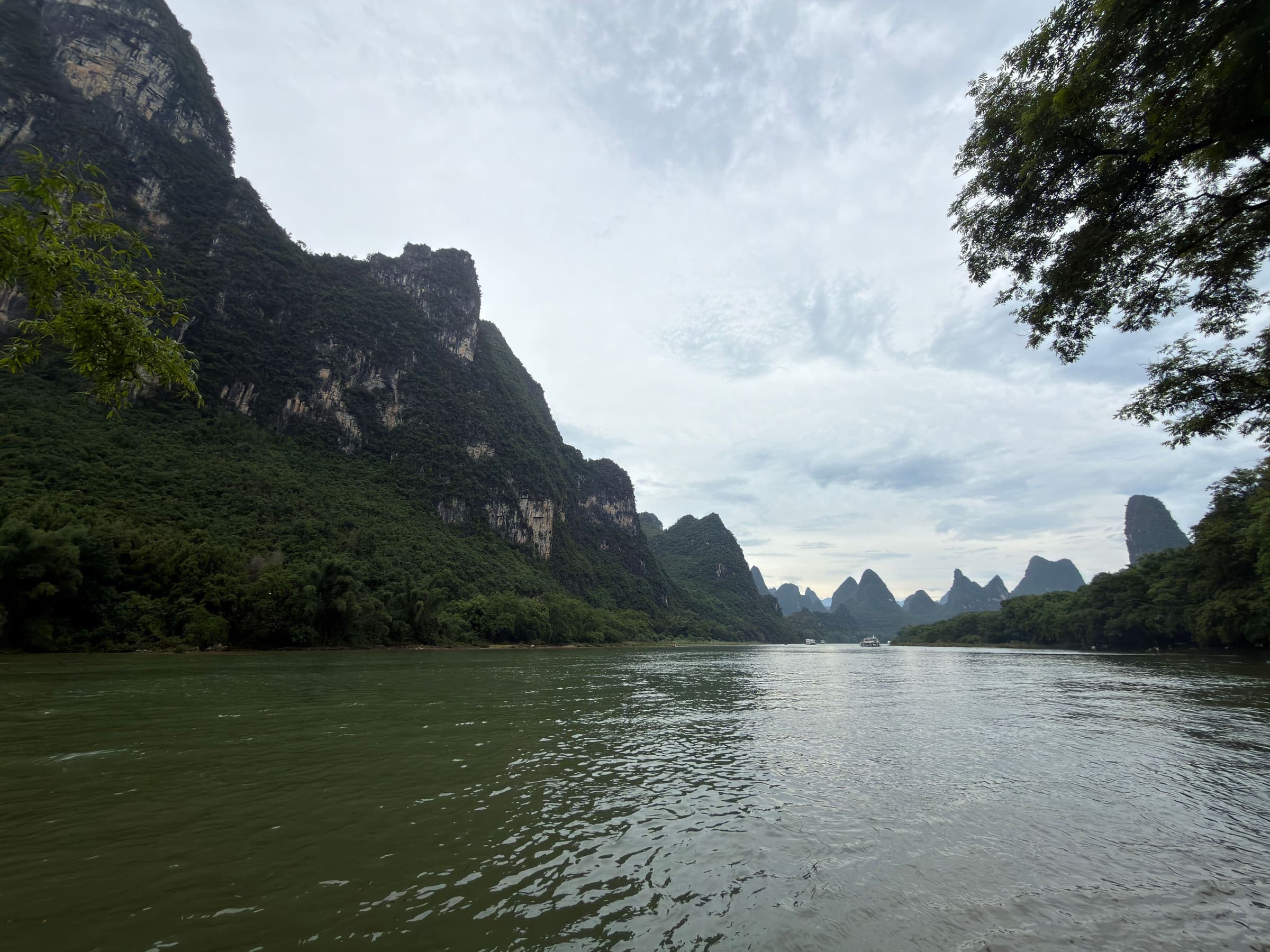 O Rio Li entre morros de calcário cobertos de mata, perto de Xingping, na região de Guilin.