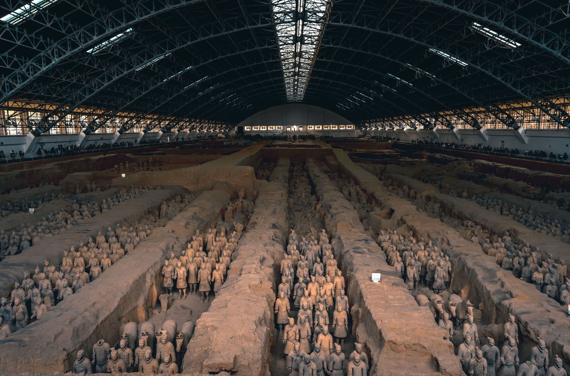 As fileiras dos Guerreiros de Terracota no fosso principal, sob a cobertura do pavilhão, em Xian.