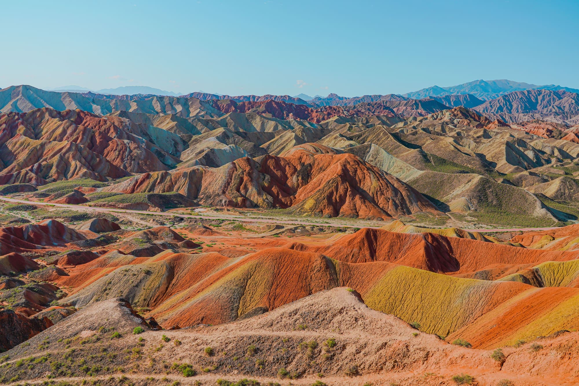 Os morros listrados de vermelho, laranja e amarelo das montanhas coloridas de Zhangye.