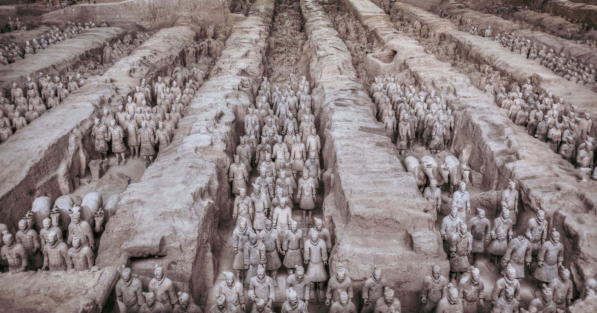 Os fossos dos Guerreiros de Terracota, em Xian, com fileiras de estátuas de soldados vistas do alto.