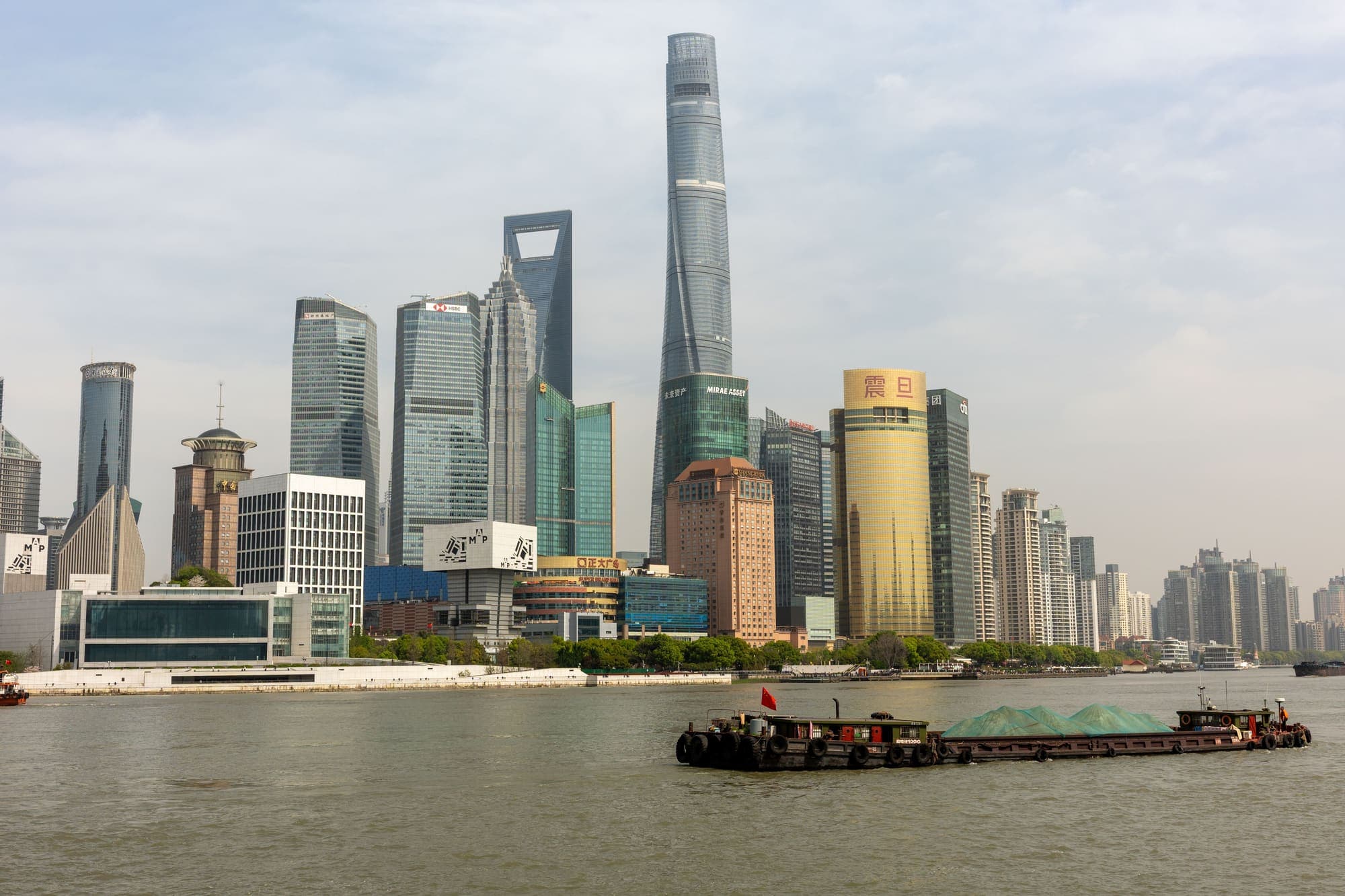 Os arranha-céus de Pudong, em Xangai, com a Shanghai Tower, vistos do outro lado do Rio Huangpu.