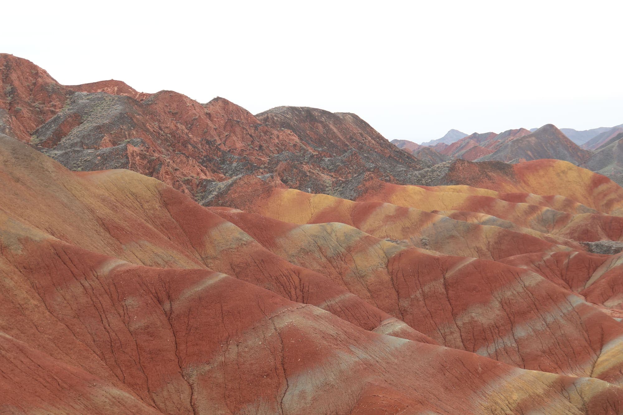 As montanhas coloridas de Zhangye, com faixas de vermelho, laranja e amarelo.