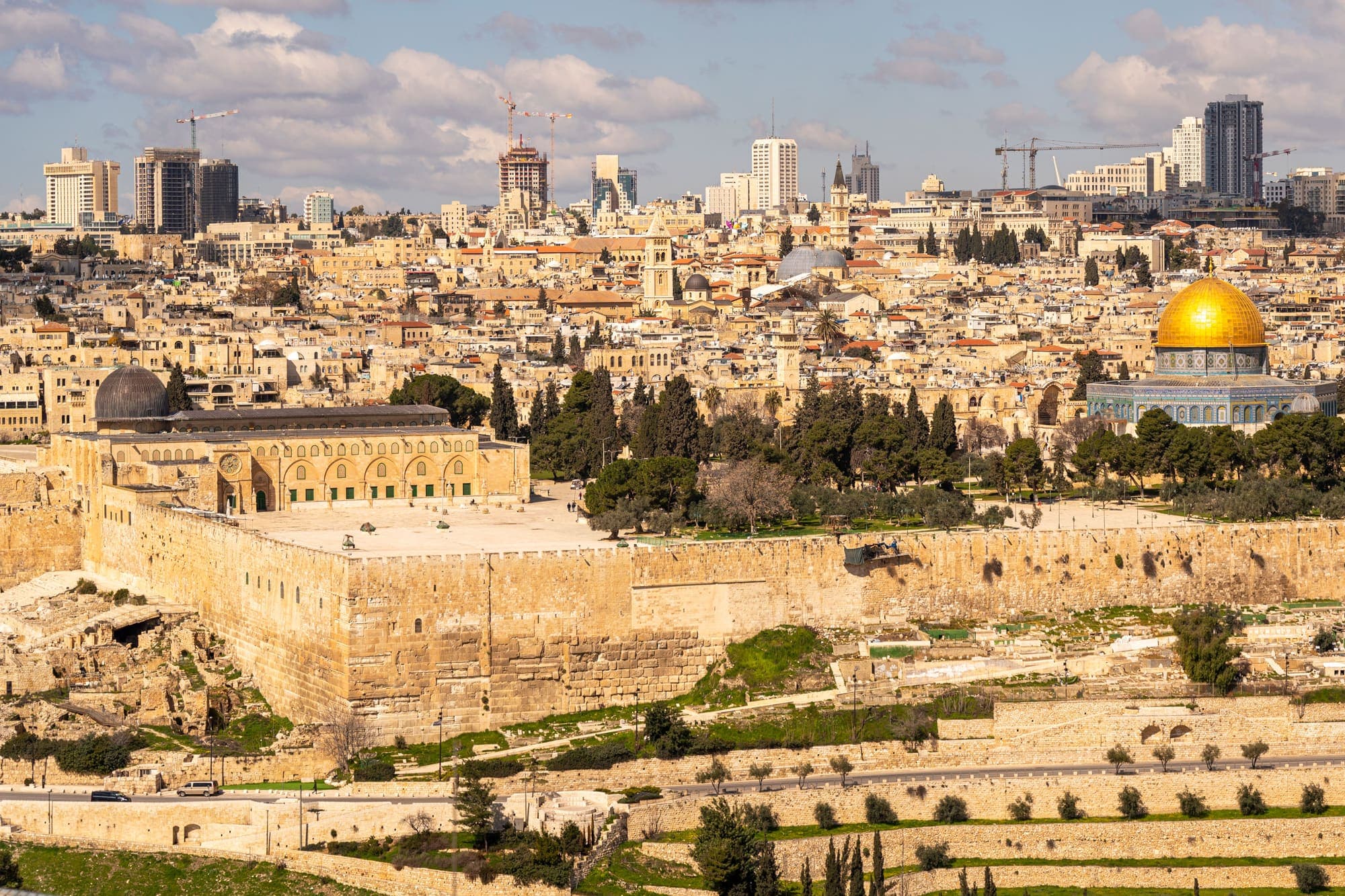 A Cidade Velha de Jerusalém vista do Monte das Oliveiras, com as muralhas, a Mesquita de Al-Aqsa e a Cúpula da Rocha dourada.