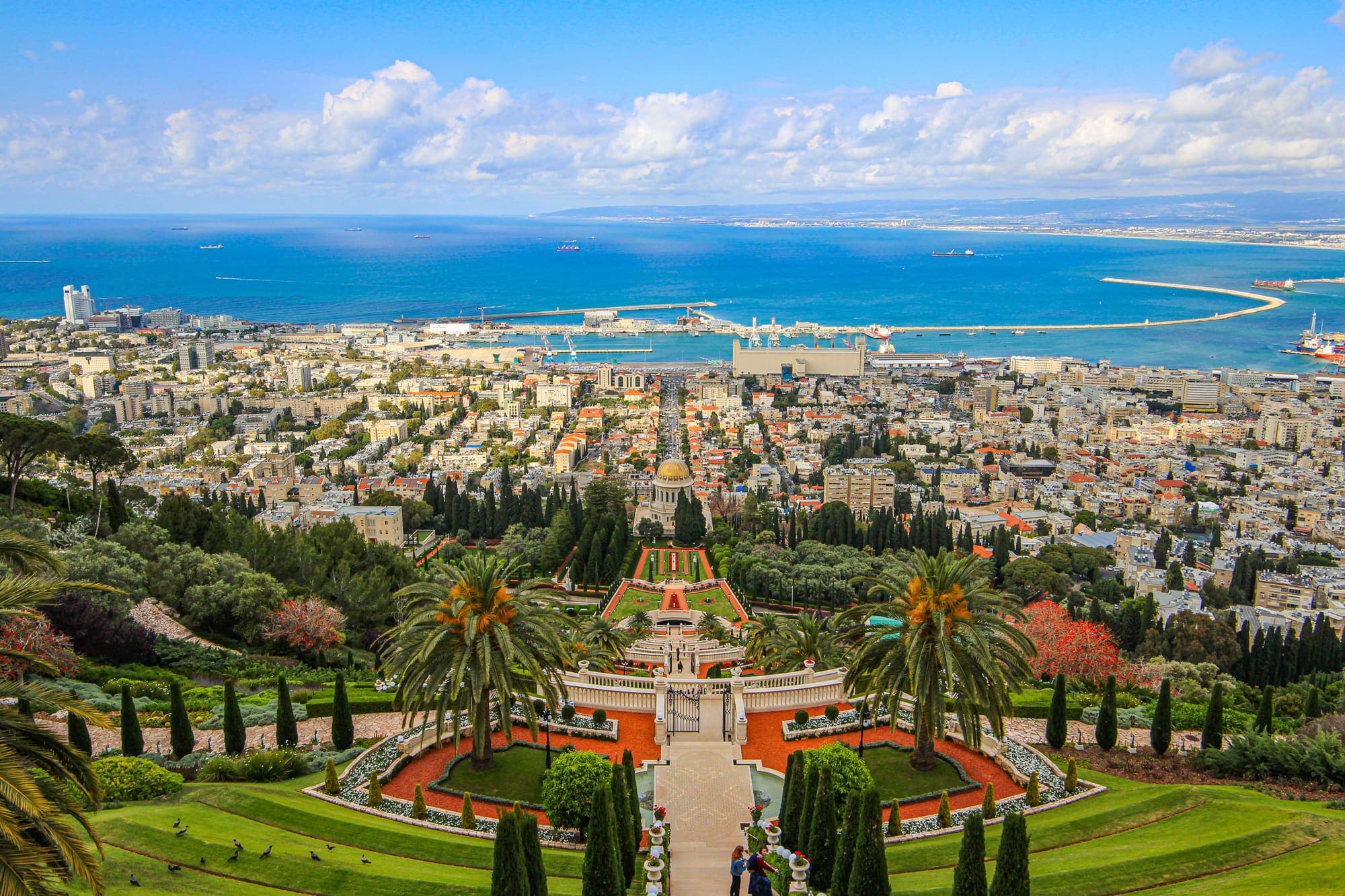 Os terraços dos Jardins Bahá'í no Monte Carmelo, com o Santuário do Báb, a cidade de Haifa e o Mediterrâneo ao fundo.