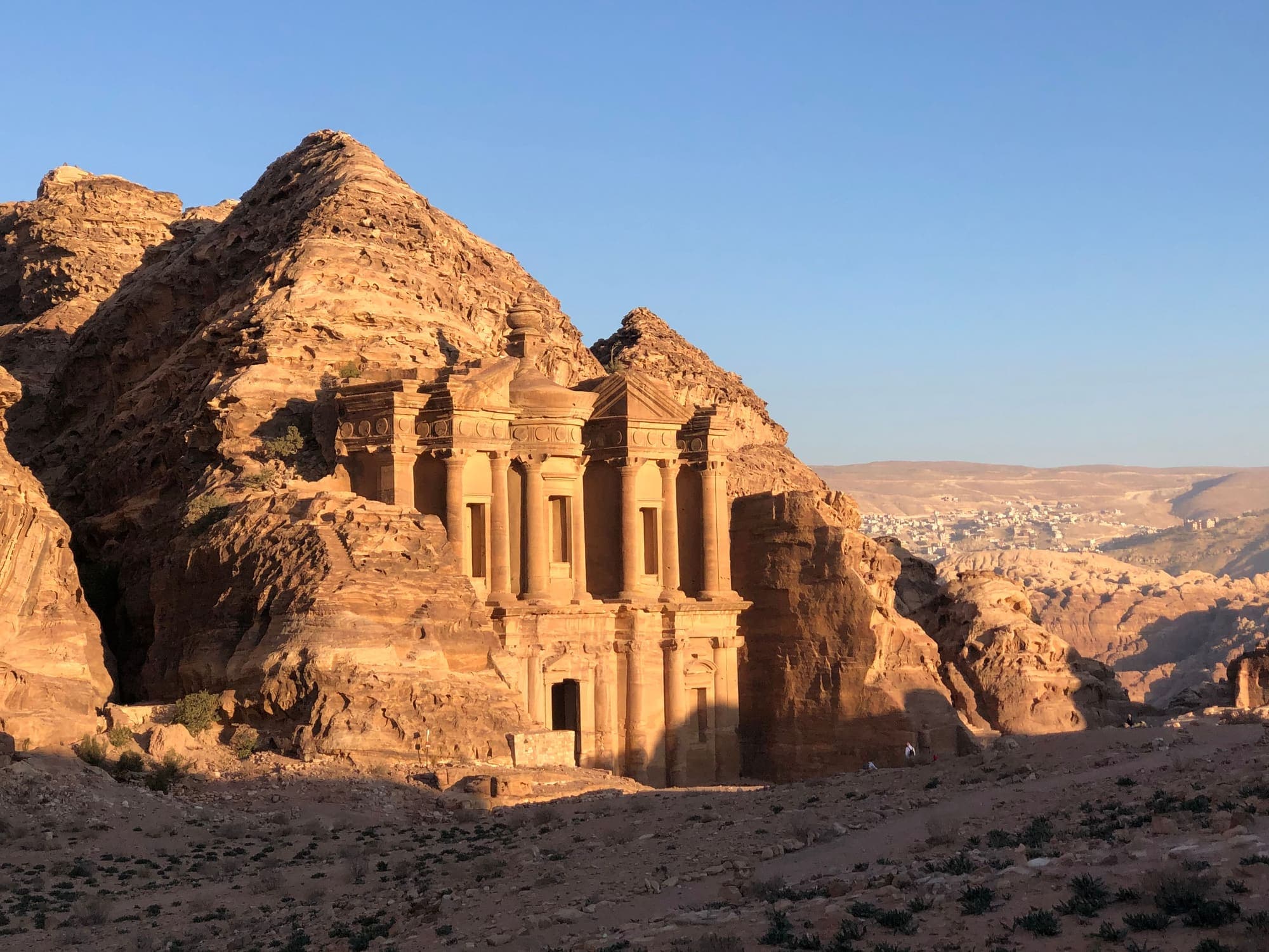 O Mosteiro (Ad Deir), em Petra, iluminado pelo sol do fim de tarde, com as montanhas da Jordânia ao fundo.