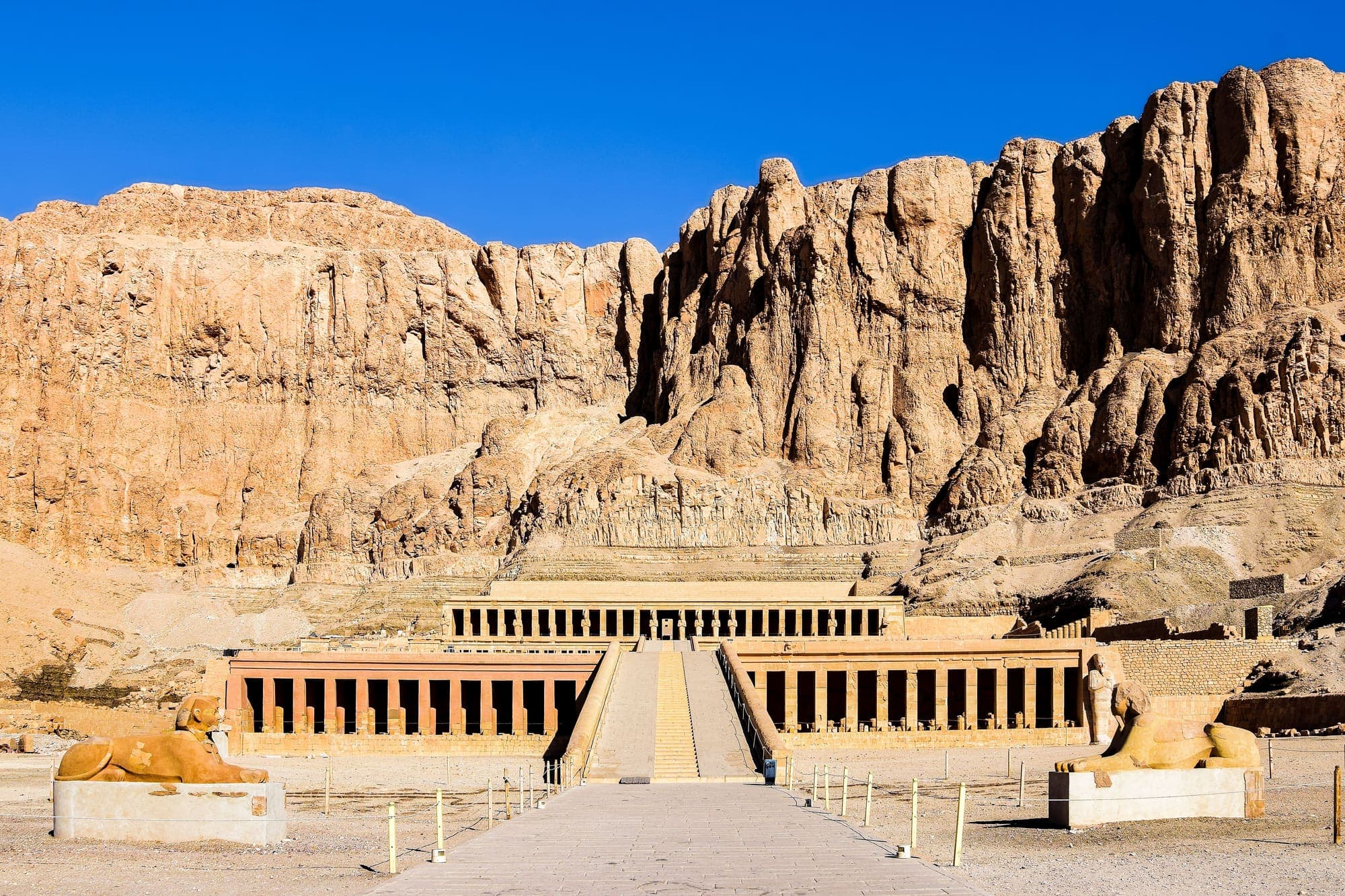 O Templo de Hatshepsut, em Luxor, com seus terraços de colunas ao pé dos penhascos de Deir el-Bahari.
