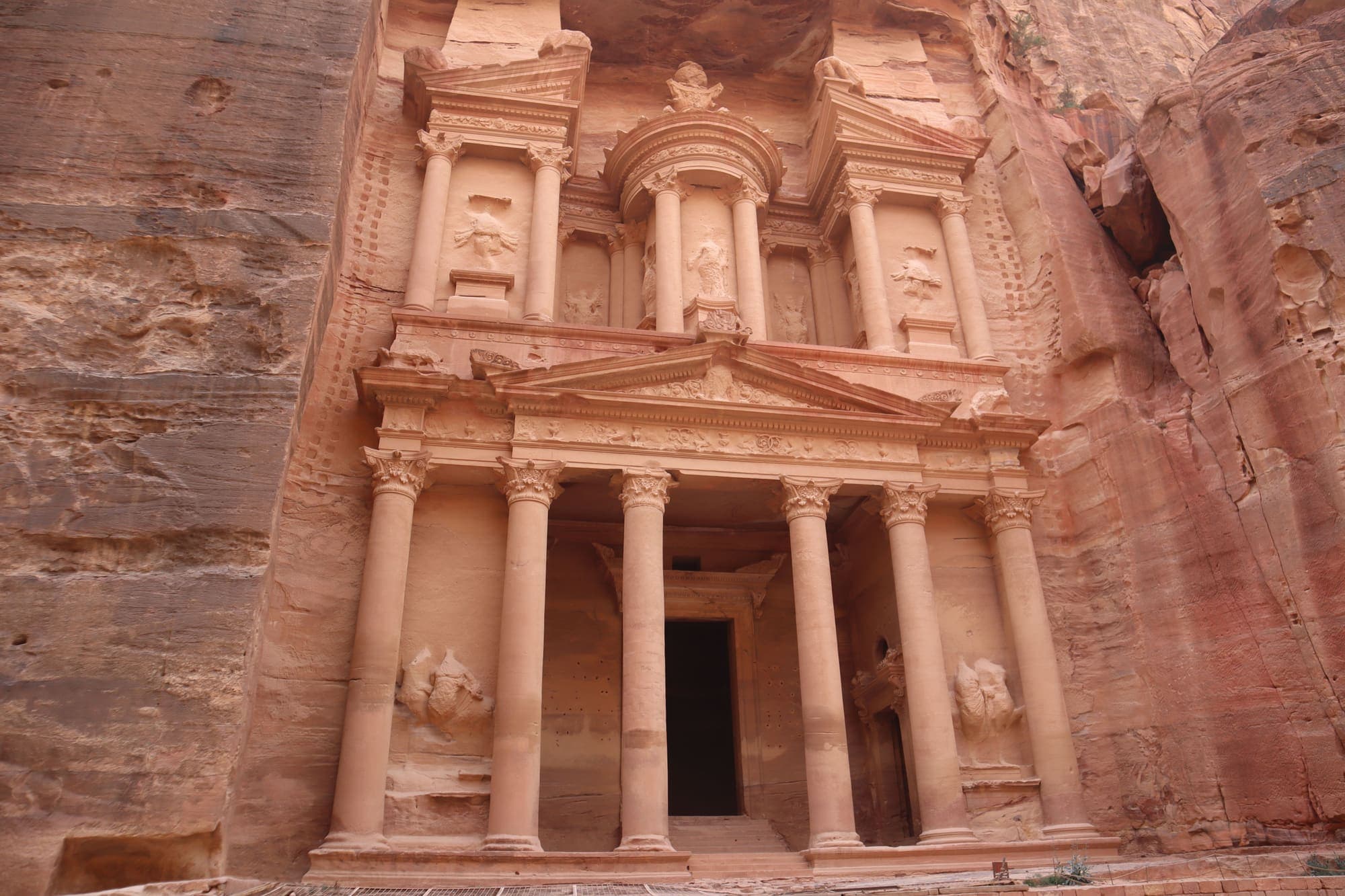 A fachada do Tesouro (Al-Khazneh), em Petra, esculpida na rocha rosada do cânion.