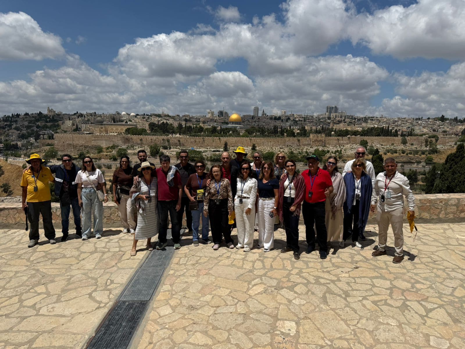 Grupo da Leão Viagens num mirante diante da Cidade Velha de Jerusalém, com a Cúpula da Rocha ao fundo.